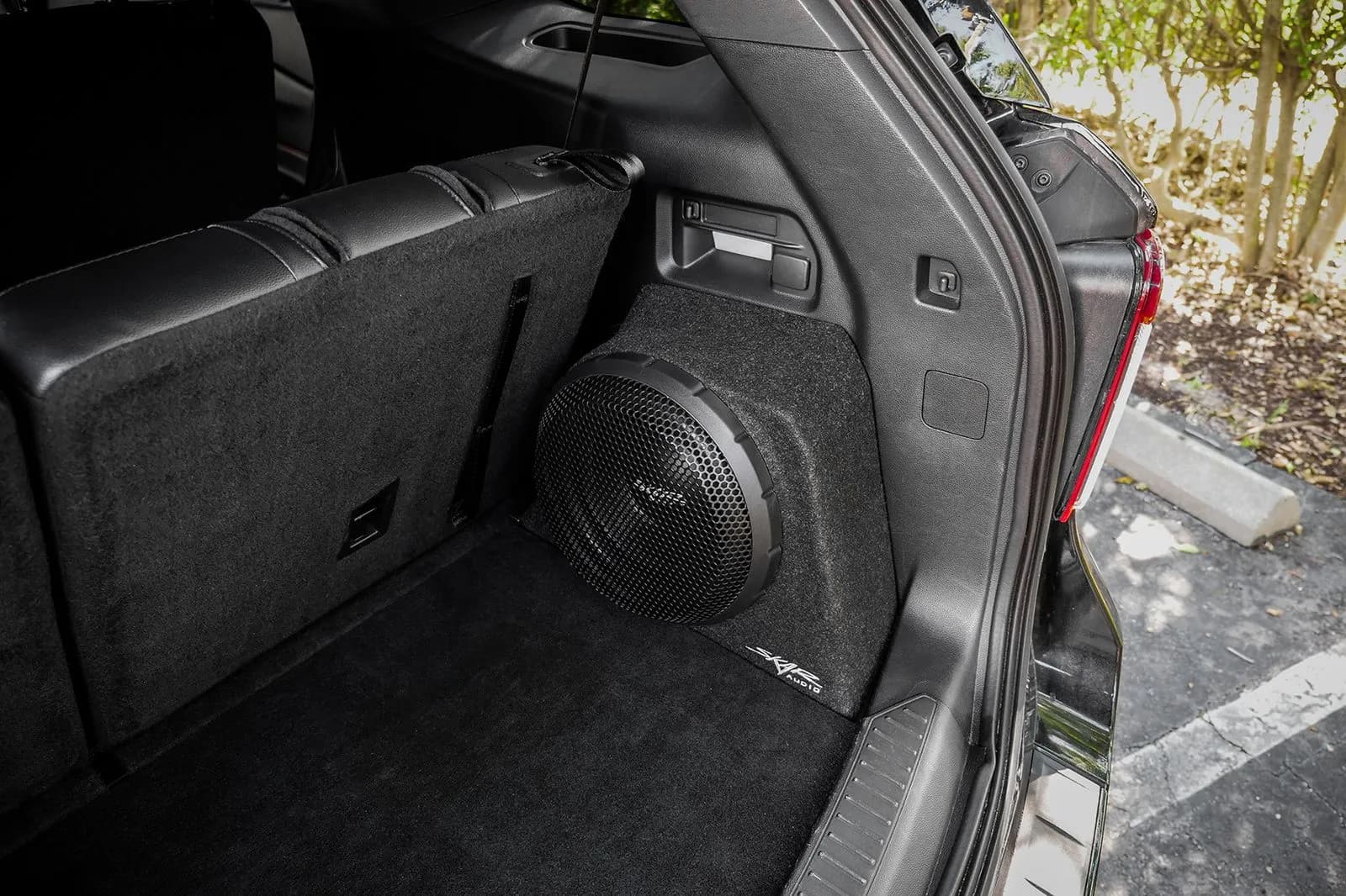 Skar Audio L-VD-VS-1X10FORDEXP-2020-UP enclosure installation example — view 3