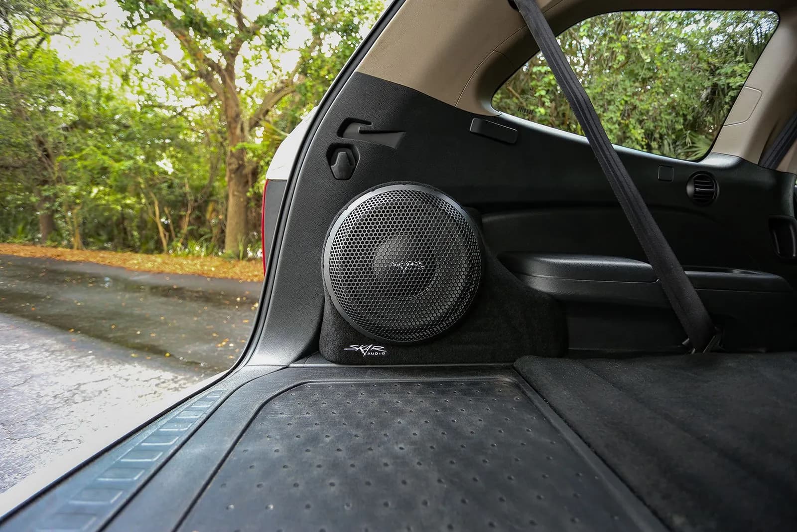 Skar Audio L-VS-1X10HONPIL-2016-2022 enclosure installation example — view 2
