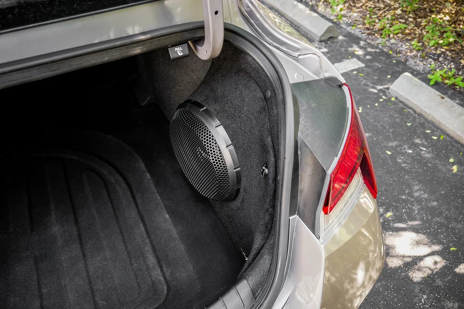 Skar Audio L-VS-1X10HYUELAN-2021-UP enclosure installation example — view 3