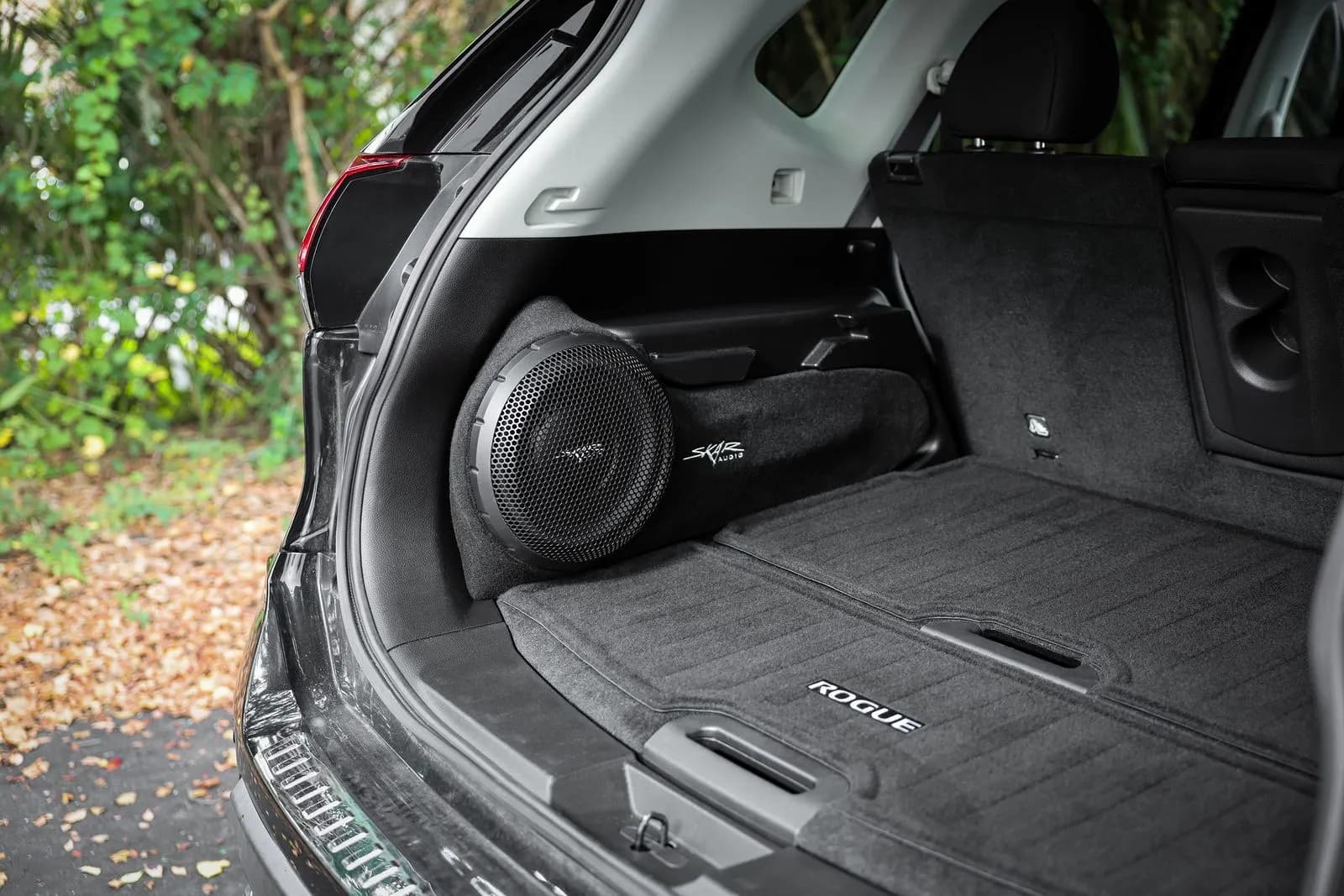Skar Audio L-VS-1X10NISROG-2014-2020 enclosure installation example — view 1