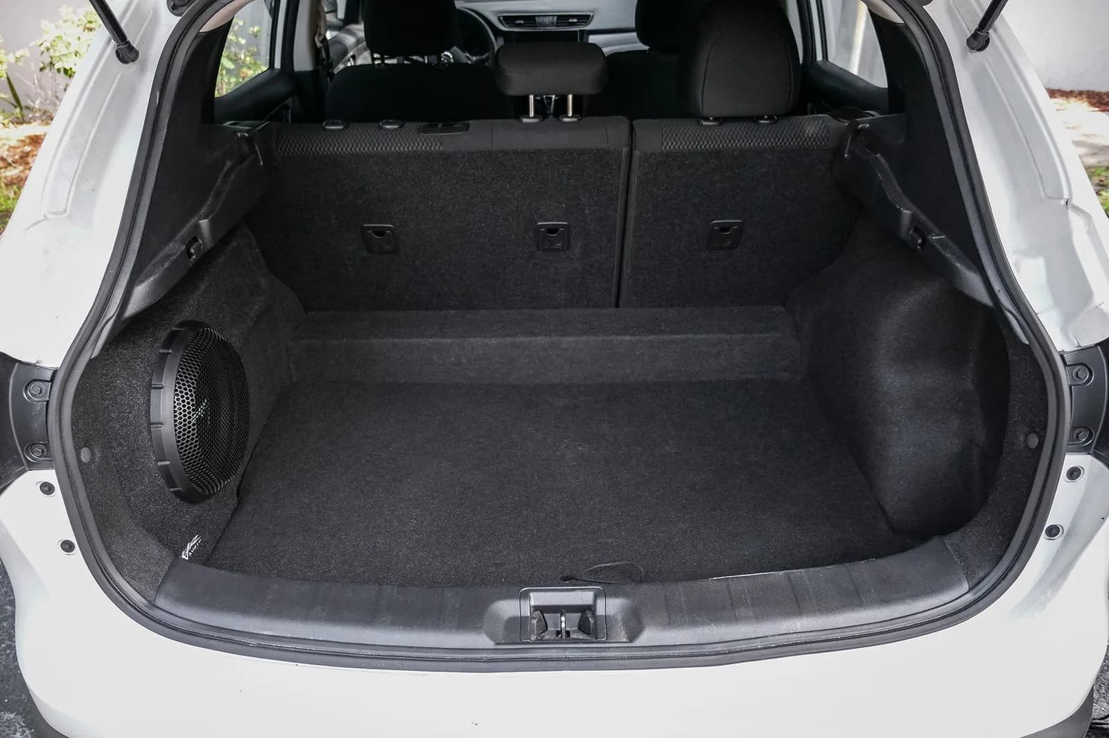 Skar Audio L-VS-1X10NISROGSP-2017-2022 enclosure installation example — view 3
