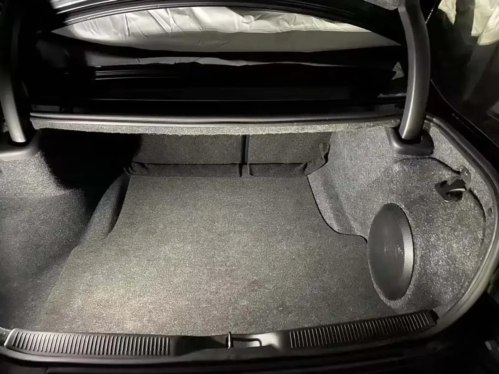 Skar Audio VS.L-DODCHARG-20152020-1X10 enclosure installation example — view 1