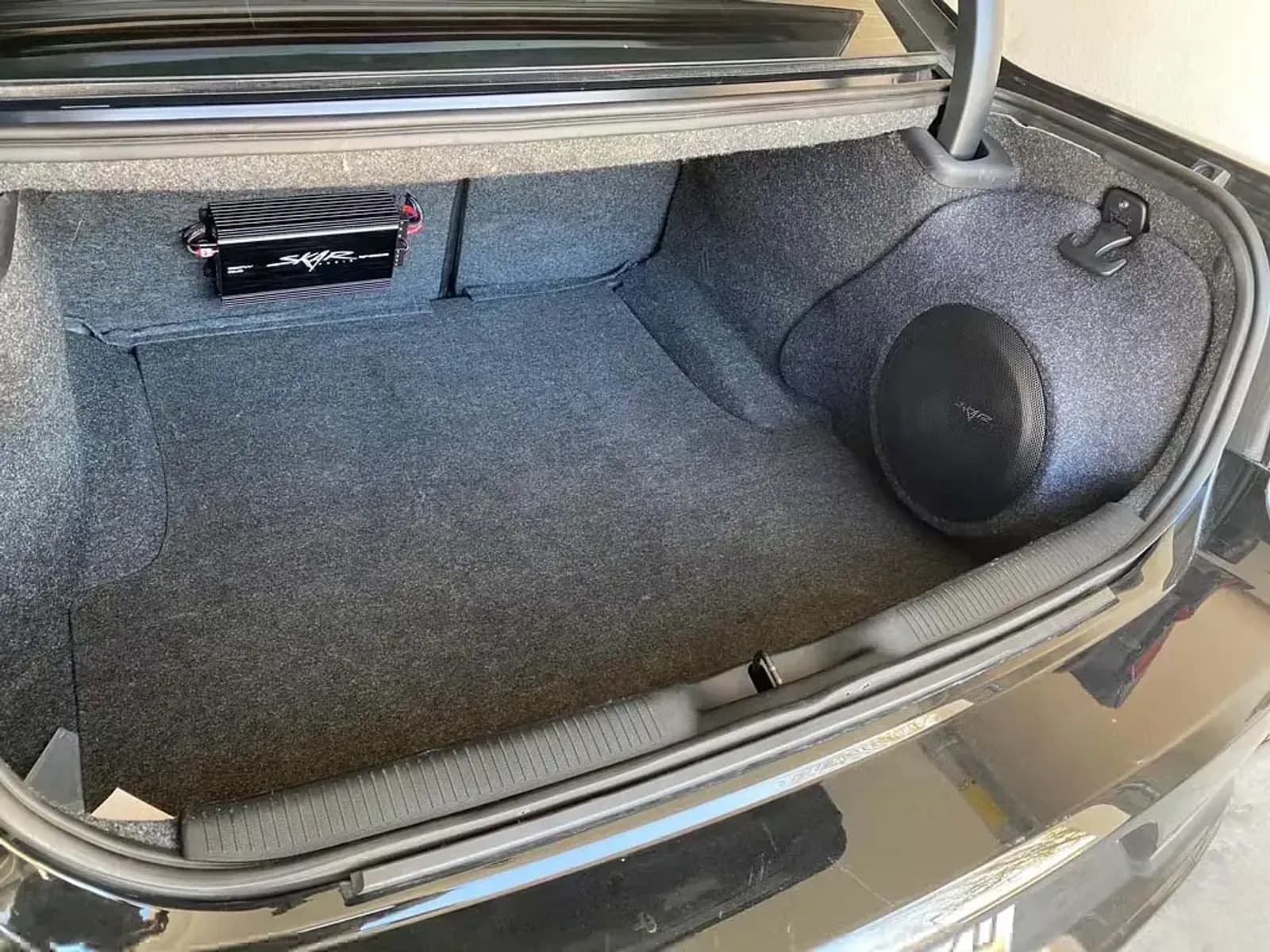Skar Audio VS.L-DODCHARG-20152020-1X10 enclosure installation example — view 2