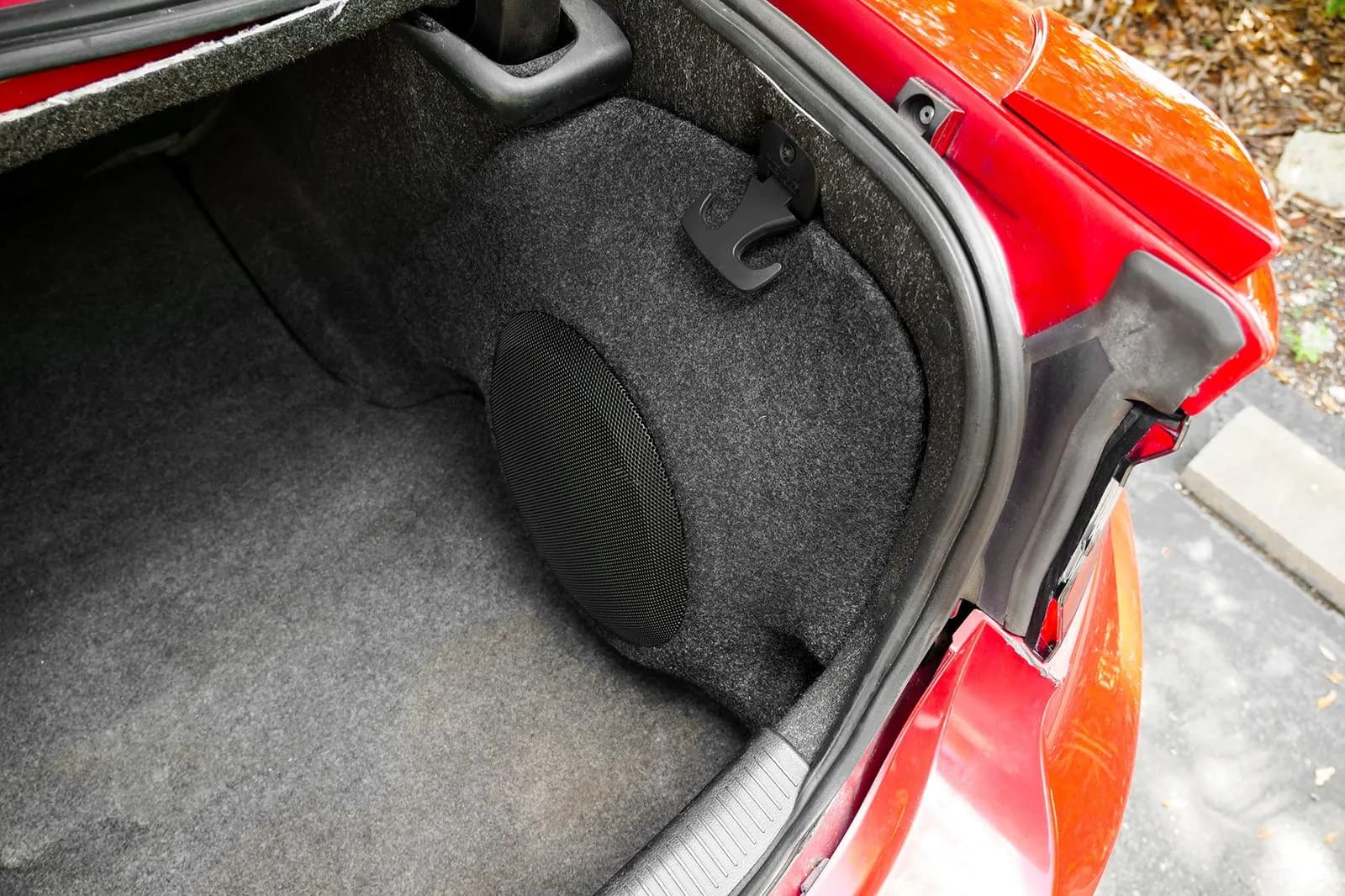 Skar Audio VS.L-DODCHARG-20152020-1X10 enclosure installation example — view 3